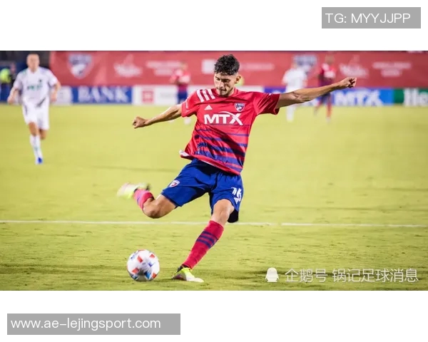 拜仁对曼联中场梅努表现出浓厚兴趣引发关注