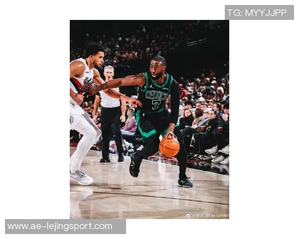 杰伦布朗半场表现低迷仅得7分罚球全中成唯一亮点 杰伦布朗半场表现低迷仅得7分罚球全中成唯一亮点