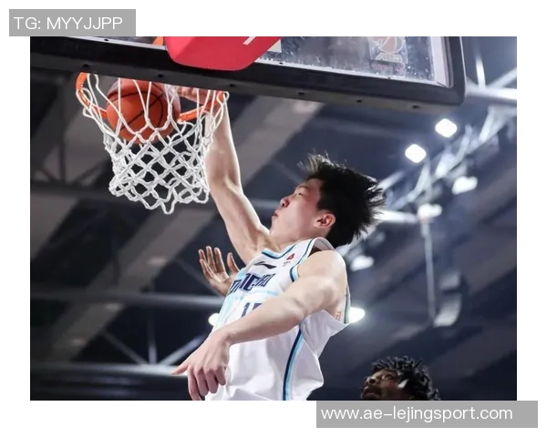 杨瀚森精彩表现前场抢板单手助攻乐福三分精准命中 杨瀚森精彩表现前场抢板单手助攻乐福三分精准命中