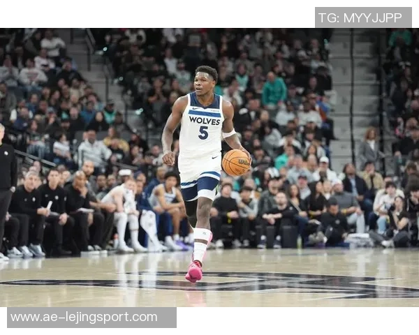 爱德华兹表现平平半场11投仅4中收获10分2篮板并有2次失误 爱德华兹表现平平半场11投仅4中收获10分2篮板并有2次失误