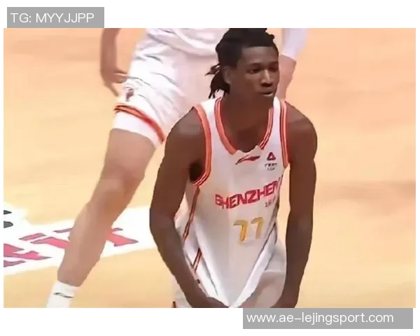 深圳外援史密斯半场表现抢眼四记三分助球队争胜